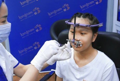 “VƯƠNG MIỆN SẮT” GIÚP CÔ GÁI 19 TUỔI KHẮC PHỤC DỊ TẬT