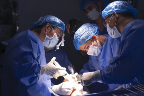 TS.BS Richard Huy trải lòng về ca phẫu thuật đầy thách thức cho Thu Hường “cô gái mặt lõm”