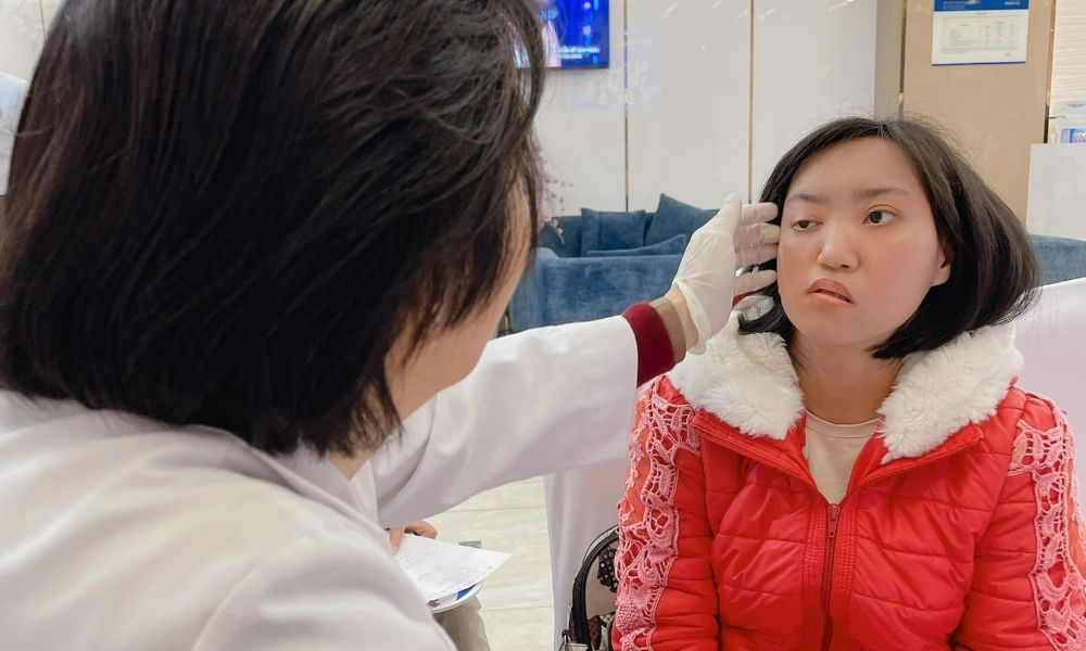 trường hợp của bạn Nhật Lệ, đây là một ca khiếm khuyết khá phức tạp khi bạn bị biến dạng tai, mắt, khiến một bên mặt bị lệch hẳn xuống